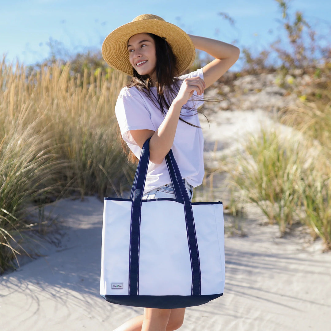 Ame &amp; Lulu Classic Sun &amp; Sea Solid Nylon Tote